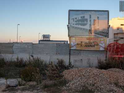 Anche se un cartello ci avverte della prossima apertura di un panificio. Per il resto non c�� traccia di edicole, farmacie, bar e negozi